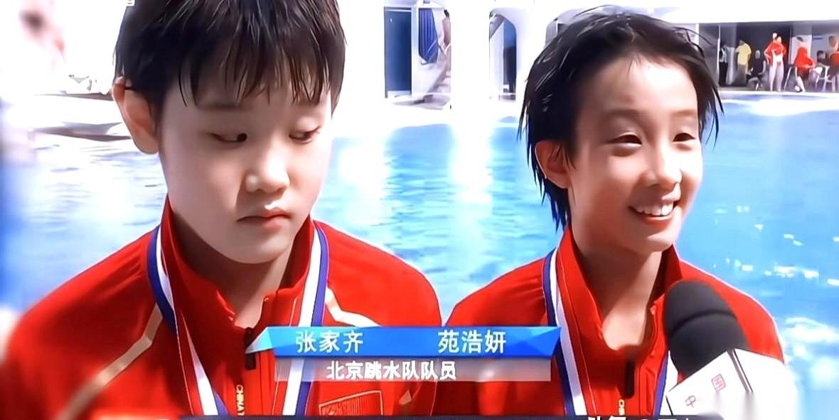 前跳水运动员苑浩妍最近出了一本自传体小说《她曾是我的全世界》。书里撕开了竞技体育光环下的一角残酷：几个大女孩联手针对一个最瘦小的室友，害她连连挨整受罚，满屋子没人敢吱声。直到一个化名“齐垚”的女孩猛地站出来，直接开口把带头欺负人的女生给顶了回去。
读者顺着线索一扒，苑浩妍也在评论区点赞认领了——这个
