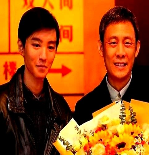 导演刚喊咔，张译几步跨过去，直接上手揪住王俊凯的衣领。

别误会，不是发飙，是顺手帮他捋平镜头前弄皱的衣角。在这个李雪健、马丽坐镇的剧组，老戏骨们往那一站，压迫感能把新人逼出冷汗。

但刚刚那场对手戏，王俊凯硬是稳稳接住了张译的词，愣没掉链子。七年时间，这俩人五次扎进同一个剧组。

名利场里拜高踩低