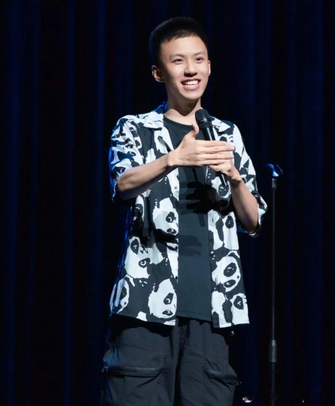 1300张票竟有1000张在黄牛手里，这数据也太吓人了！付航的段子再炸，也炸不开被黄牛搅乱的入场通道。

粉丝真金白银支持，结果全喂了黄牛，还导致演出延迟、场面失控，实在太糟心。票务乱象该重拳整治了，别让热爱变成被收割的韭菜！

#付航脱口秀1000张黄牛票无法入场# ​