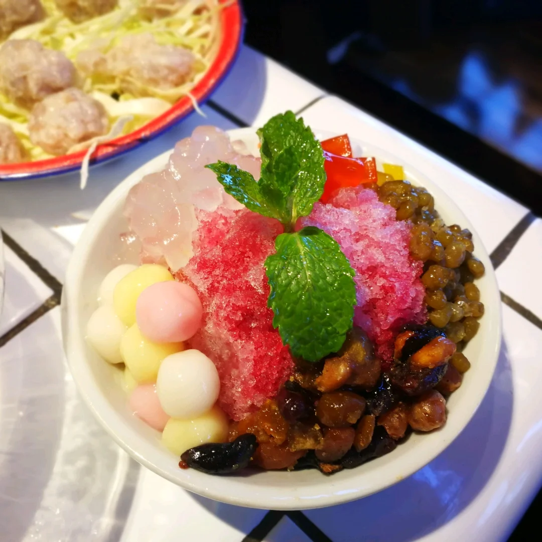 自从重庆火锅界出现了冰汤圆这种美食之后，感觉火锅里面的冰粉凉虾西米露生意已经很惨