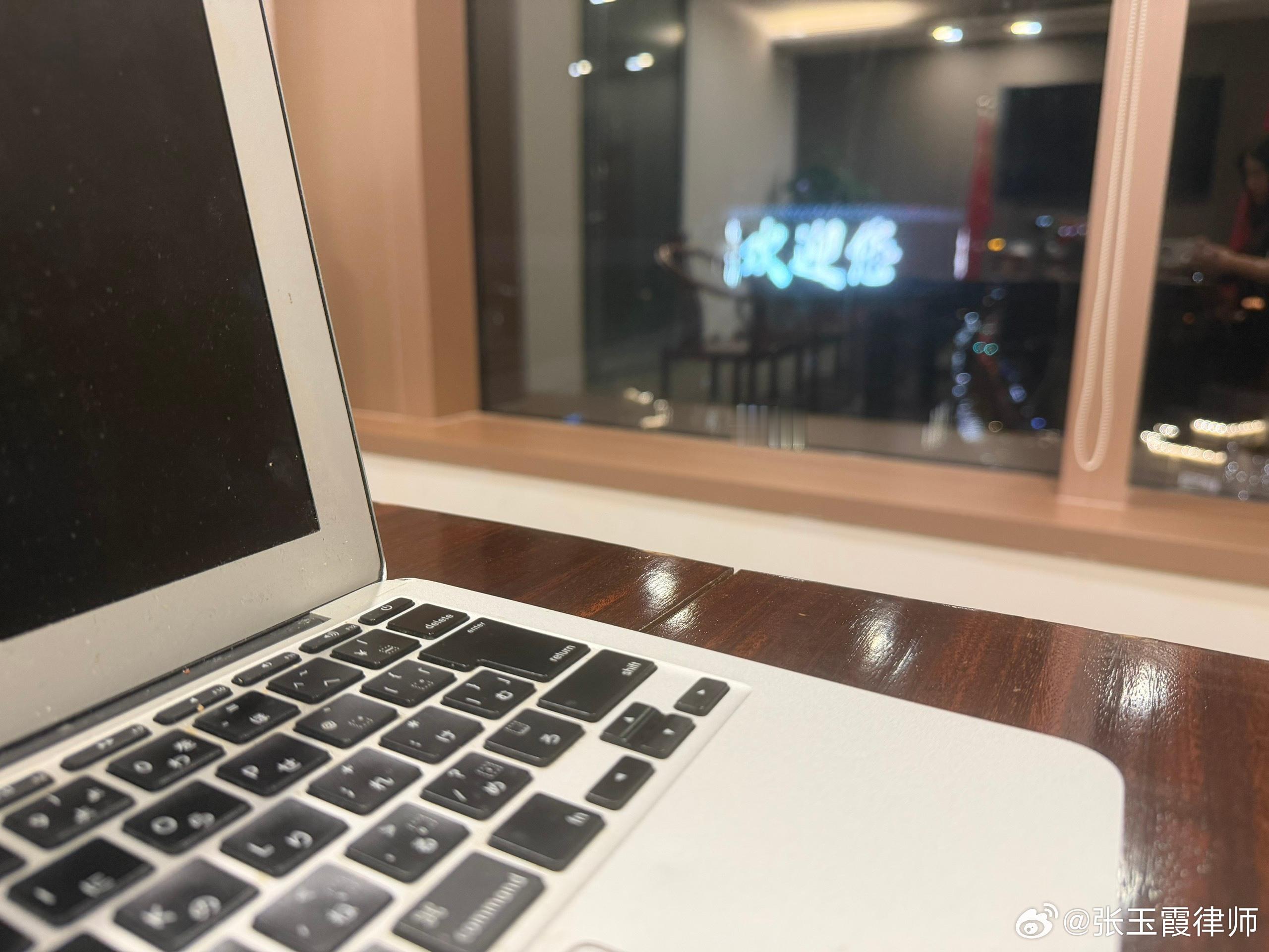 开完庭法官开了张调查令…所以今天第二次来了这里[笑cry][笑cry][笑cry]
然后到居委会答复一个临时的咨询～
然后回来接待[得意]七夕节的咨询都是离婚[笑cry]真不是故意的…有个男当事人的案子进来好几个人，我问为什么离婚要来那么多人？他说我是被我父母带来的…
[傻眼][傻眼][傻眼]
点了跟昨天一模一 ​