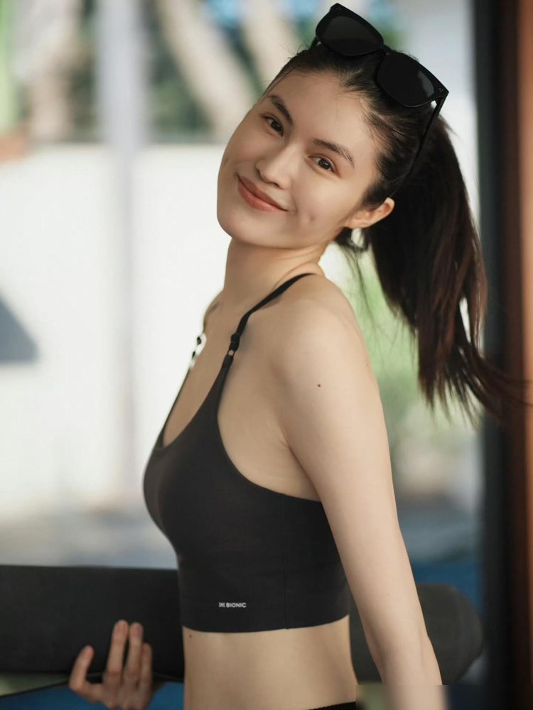 何穗没去维密，一堆人急着盖章“陈伟霆管得严”。结果人家转头就晒了陈伟霆给做的五菜一汤。2025年10月官宣生子，产后子宫淤血，动了两次手术。2026年1月就拍《时尚芭莎》开年刊，8月机场被拍，无滤镜，腹部妊娠纹清清楚楚，她没遮。10月维密面试被拒的传闻满天飞，后来才知道，人家赴美是去拍广告。超模这碗