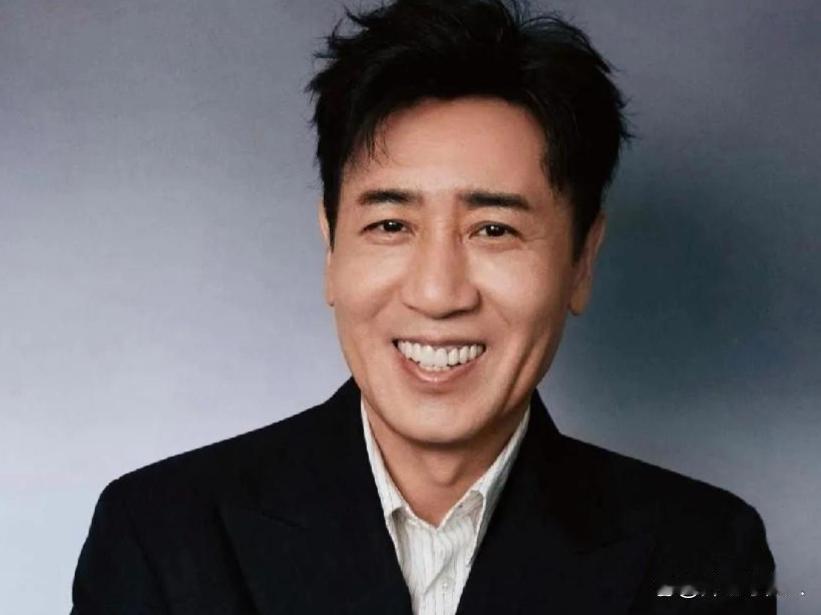 演员于和伟说：“我女儿今年17岁，平时根本不怎么理我,有时候我给她发微信，就跟等圣旨似的，得等好久! ​