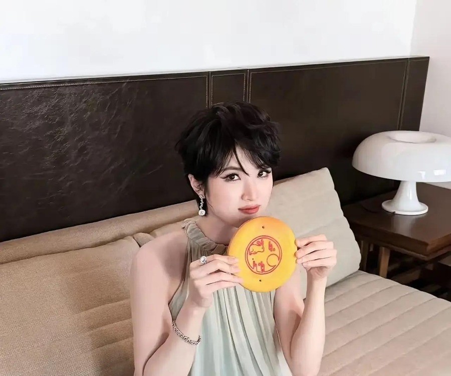 姚安娜中秋吃月饼，大家光顾着看她手上五六位数的钻戒，却没人注意她新剧海报署名从艺名换成了真名姚思为，这个28岁姑娘用五年时间在悄悄做一件事
2026年9月27日，姚安娜发布了一组中秋居家写真。利落短发，浅灰绿挂脖长裙，手里捧着一块流心月饼掰开拉丝。评论区迅速分成两拨：一拨研究月饼什么馅儿，另一拨盯着