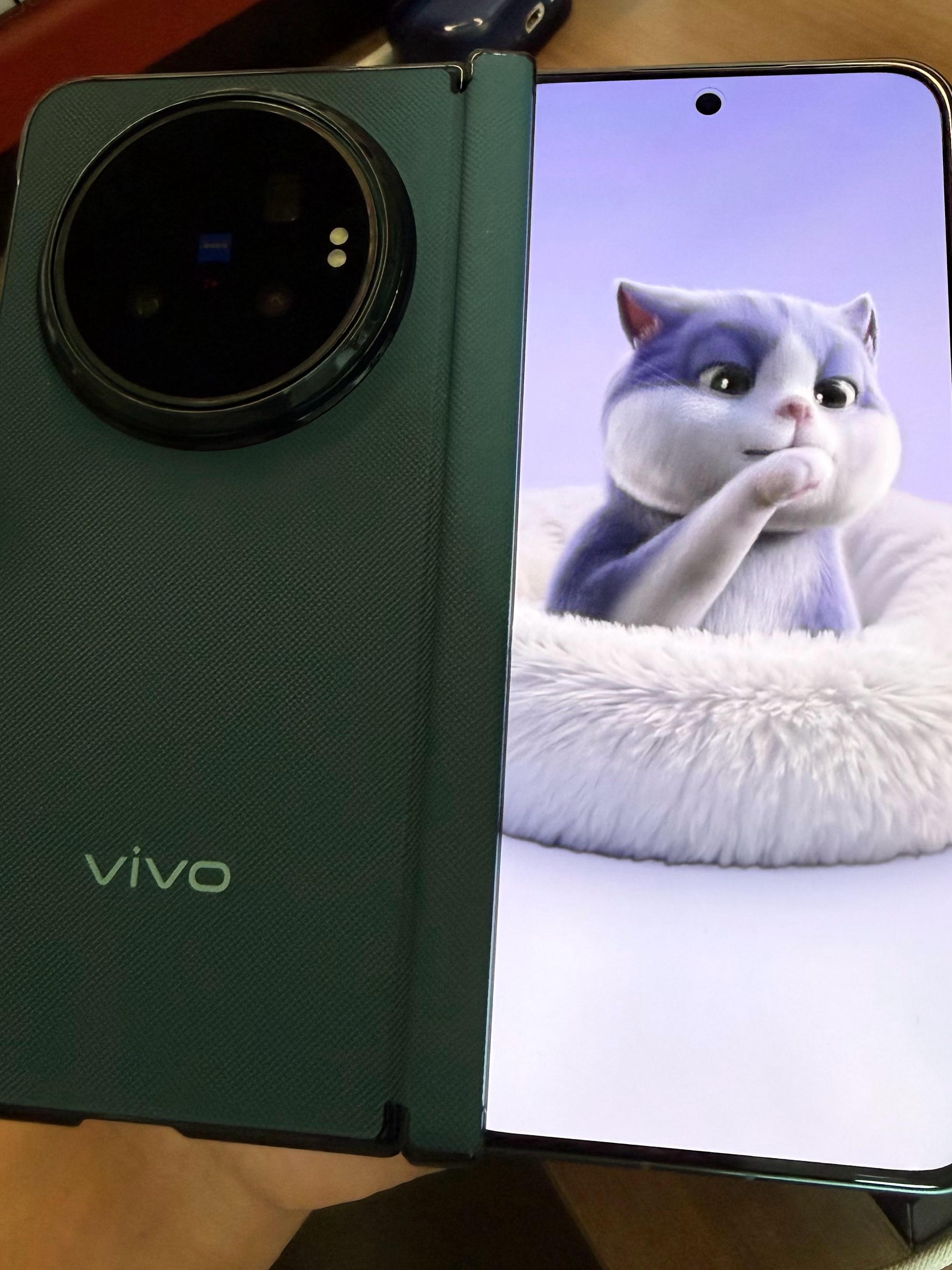 工作机突然坏了，权衡下还是基于原子工作台的效率加上 vivo 跟苹果生态的互联体验做得不错，决定让 vivo x fold6 来顶，现在主力机还是 iPhone，我这边不存在备用机的说法，工作上还是需要一台能顶的设备来配合，希望vivo x fold6 能发挥出它独特的产品力[并不简单]
 
目前从苹果换机过来的体验是不错 ​