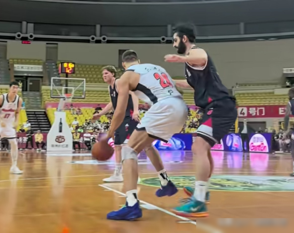 广东宏远这新外援，简直是照着NBA模板库里找的吧？
一个身高2米的前锋，居然是欧洲顶级联赛的得分王、篮板王，还顺手拿了两个MVP，这不就是东契奇的丐版打法么。
你看他打球，又壮又能传，高位能策应，低位还能硬凿，节奏感拉满，一个人就把进攻梳理得明明白白。在西班牙联赛，他场均16分，效率值居然排全联