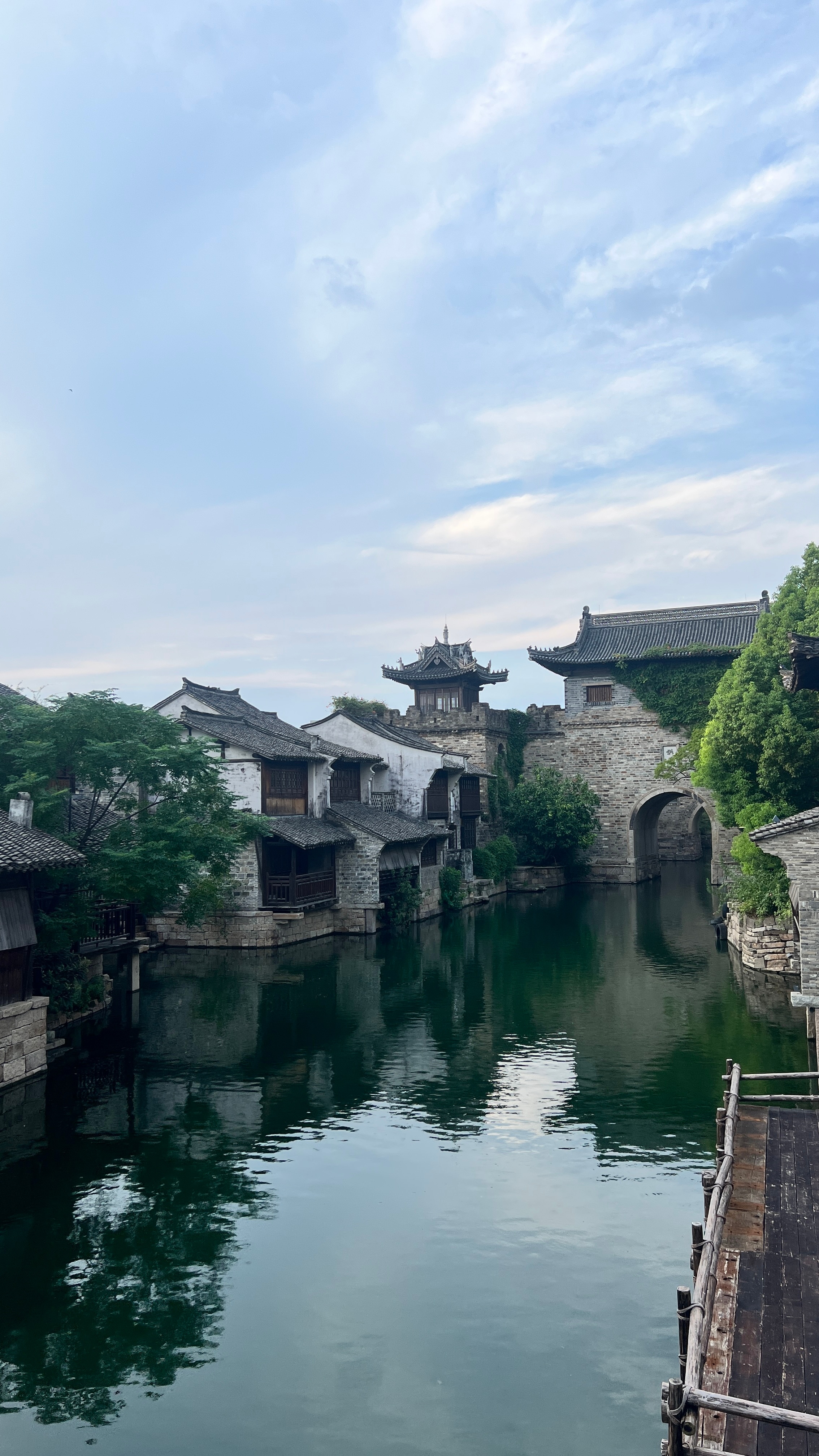 九月，盐官。钱塘潮未至，歌声先起了。

一座承载数千年历史的古镇向所有爱音乐的人敞开门。

黄昏的草坪上，歌声从日头落下唱到星星亮起；转过石巷，宝丽金的老唱片转了半个多世纪，落进古城晚风里。

齐豫、戴佩妮、袁娅维、魏如萱，四位女性引言人，四场大秀。刘雨昕与乌仁娜同台，蒙古族长调遇见侗 ​