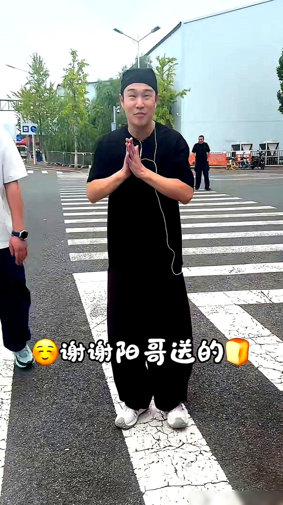 小沈阳在长沙街头给大伙发面包，一大姐接过面包突然来一句：你闺女现在真漂亮，歌唱得也好！他咧着嘴连说谢谢，那笑根本收不住。
八岁那年，沈佳润被骂最丑星二代，全网拿她长相说事。小姑娘就说了一句，我像我爸，我骄傲。
2025年她跑去韩国solo出道，全开麦上大湾区晚会。2026年跨年跟毛不易合唱翻车，