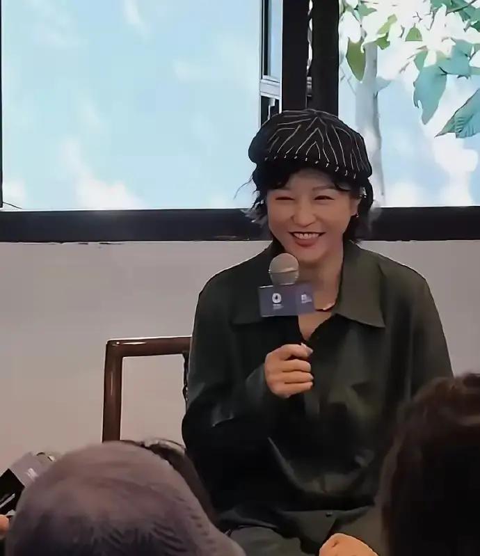 平时在镜头前向来以敢说、犀利著称的郝蕾，这次去乌镇戏剧节，整个人的状态彻底把大家看愣了。
不少人对她的印象，可能还停留在那些演技综艺里坐镇、说话一针见血的严厉导师模样。
结果路透镜头一拍，大家才发现她居然悄悄瘦了一大圈。
一套墨绿色的休闲套装，头上一顶鸭舌帽，微卷的短发衬得整张脸线条特别干净。
