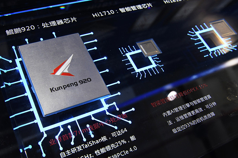 AI算力会面临哪些挑战 AI算力面临的挑战可不少。上海交大博导戴国浩指出，我国“人工智能 +”行动面临三大挑战。首先，高性能芯片受限，自主可控的等效应用算力急需提升。这就好比巧妇难为无米之炊，芯片不行，算力自然受限。其次，多元异构芯片缺乏协同，算力资源碎片化，各芯片不能有效配合，大大降低了整体算力效