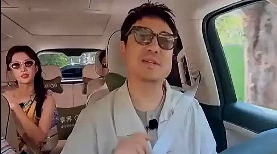 被沈腾夸完，老板转头立牌：饼很普通，别多买。

别家恨不得把合影挂门口，这家三亚馅饼店老板偏把底细扒给游客看：沈腾说好吃，是他当时饿大发了，守油锅边吃刚出锅热乎的；几十个往回拎，放凉吸油又硬又腻，回去准后悔。

明星带火的店常翻车，游客排队买回酒店，凉透满嘴油哈气，转头骂沈腾虚假宣传，店进黑榜。