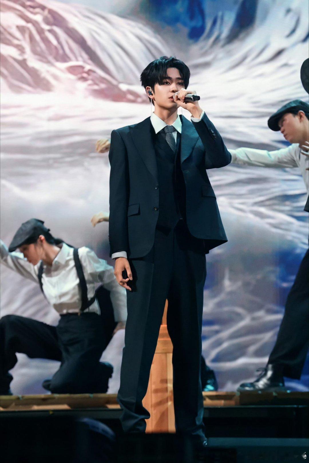 #为什么淘汰张卓尔##刘畊宏张卓尔淘汰# 披哥三公淘汰名单公布！遗憾离开～张卓尔唱跳实力不俗，受《24个比利》舞台分数影响，叠加个人喜爱度排名靠后，最终止步三公。舞台暂别不是终点，期待哥哥们在别的领域继续绽放光彩！#披荆斩棘# ​​​