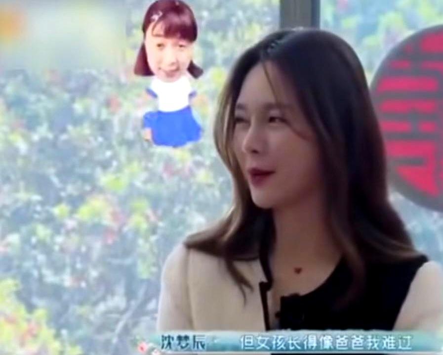 节目里聊起生娃，沈梦辰直言想生女儿，紧接着又无奈补刀：“要是长得像爸爸我会很难过，干脆直接培养成谐星算了”
 

这番自黑把网友逗乐了，毕竟杜海涛跟自己亲妈简直是一个模子刻出来的。这祖传的显性基因实在太强大，不管生儿生女大概率都得随了海涛的模样
 

不少准爸妈在孕期都会疯狂脑补，盼着孩子能精准继承