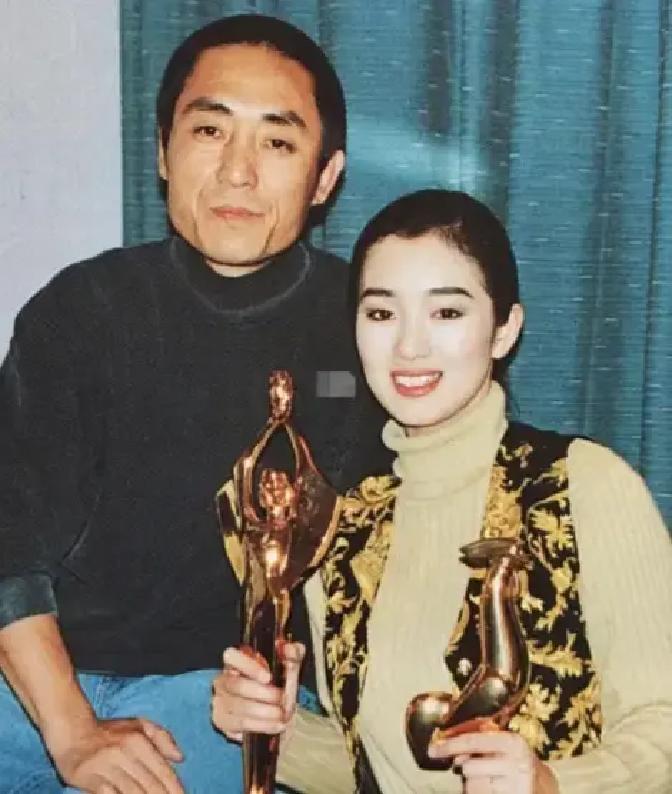 1995年，同居8年后，巩俐卑微地向张艺谋说：“结婚吧，我给你生三四个孩子！”谁料，张艺谋却回绝说：“婚姻就是一张纸，咱们不需要！”巩俐听后，泪如雨下……
 
她抬手抹了把脸，没再说话，转身往屋里走。张艺谋站在原地看着她的背影，手指在裤兜里动了动，终究没跟进去。
 
第二天两人还有工作。片场里，巩俐