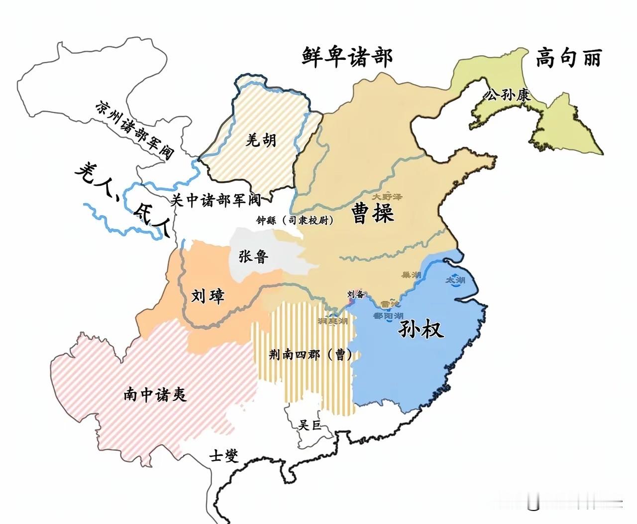 刘备真正逆袭的起点，他是怎么拿到荆州的？
很多人以为赤壁一打完，刘备就顺理成章有地盘了，其实根本没那么简单。
看这两张对比图就能看得明明白白。第一张里荆州南部还在曹操控制之下，刘备只是个没固定根据地的流浪势力，夹在孙权、刘璋中间，处境特别尴尬。
等到第二张图，局势一下子变了：刘备拿下荆南四郡，终于有