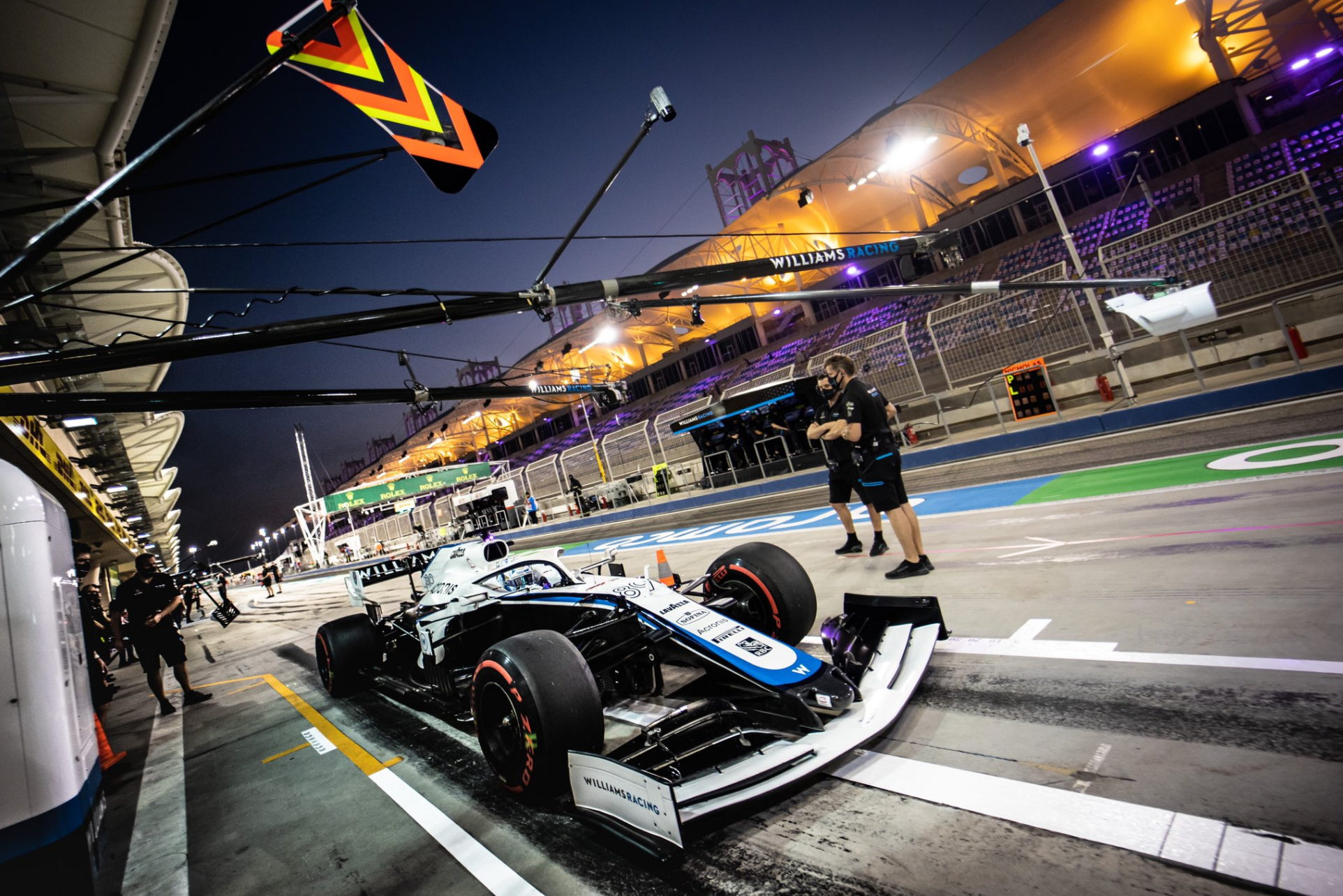 F1法拉利444分背后的隐忧：为什么奥斯汀是检验“亚军车队”成色的试金石
法拉利以444分位居车队积分榜第二，领先迈凯伦105分，落后梅赛德斯134分。这个位置看似稳固，但我的判断是：法拉利本赛季的竞争力呈现明显的“赛道特性依赖”。诺里斯在新闻发布会上指出，法拉利“基本上今年每条弯道都是最快或并列最