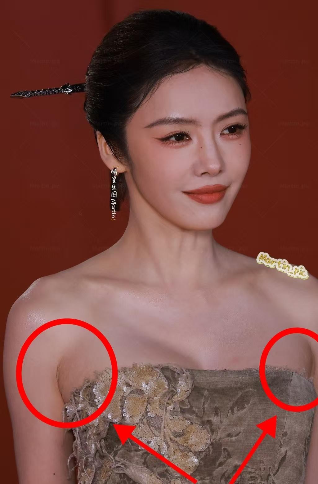 蔡文静这身芭莎红毯造型，纸浆裙配纸翻花，本来够让人记住了，偏偏镜头一转，腋下被礼服挤出的那道痕迹，抢了设计的风头。
看着有点替她可惜。巧思都摆在那里，照片传开时，目光却容易停在最尴尬的位置。
但凭一张照片，就认定礼服不合身，也有点急。究竟是上身裁剪太紧，还是抬手、站姿和拍摄角度碰到了一起？至少眼下这