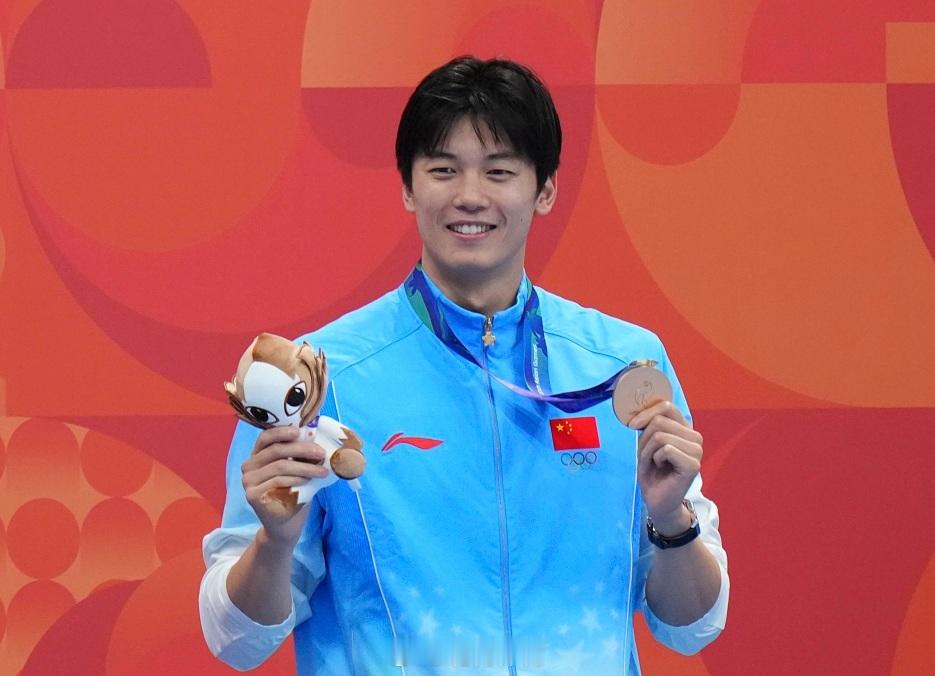 【#五朝元老汪顺无悔##汪顺400混摘铜#】

9月22日下午的东京水上运动中心，2026亚运会泳池大战男子400米个人混合泳决赛结束，32岁的中国选手汪顺以4分14秒59的成绩获得季军，摘得一枚宝贵的铜牌。这位亚运五朝元老的个人参赛项目就此告一段落。加上两天前在200米个人混合泳决赛中获得第第三名，汪顺以 ​