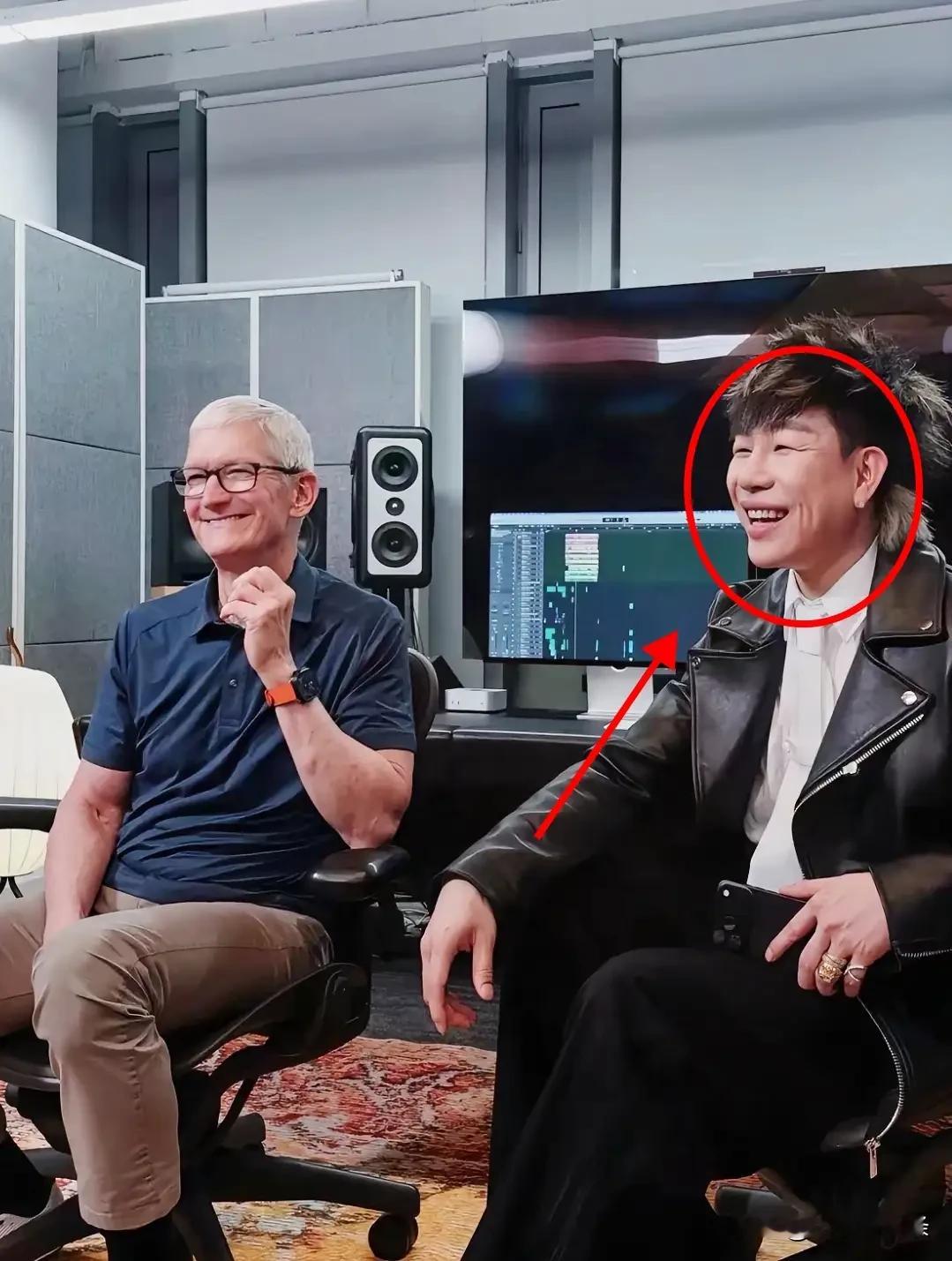 为什么库克特意到访胡彦斌的工作室？
原因很简单，
不是靠人脉帮忙牵线造势，也不是明星之间互相蹭热度，
就是胡彦斌实打实的本事，靠自己被看见、被认可。
 
娱乐圈能唱能跳的艺人太多了，流量艺人更是一抓一大把。
库克这次访华跑遍很多城市，见过的创作者、艺人不计其数，普通才艺根本入不了他的眼。
 
胡彦斌