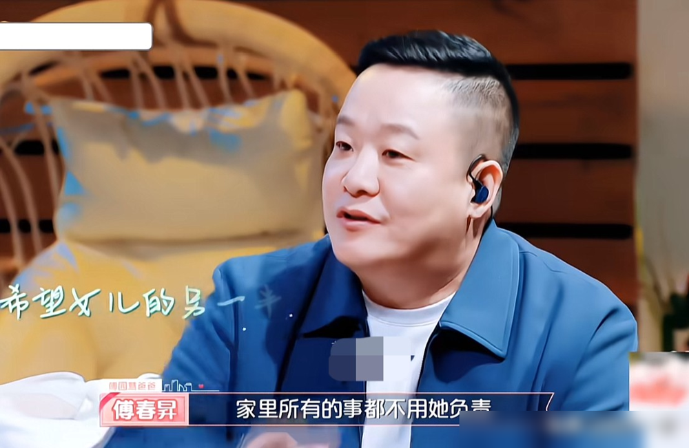 傅园慧爸爸在节目里的一句反问，直接把中国式择偶的门槛拉到了顶配。
在《我家那闺女》里，李维嘉问傅爸爸，傅园慧以后找对象，是不是得按您的标准来？傅爸爸当即表示，自己最担心的就是这个。
维嘉以为他怕女儿被骗，追问为什么。傅爸爸停顿几秒，一本正经地甩出一句：像我这样的绝世好男人，很难找了。
全场哄堂