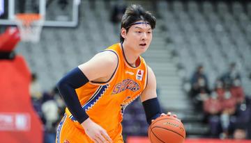 开门红碾压取胜！三大优势尽显，上海男篮新赛季卫冕底气十足
 
2026-27赛季CBA常规赛10月16日正式打响，卫冕冠军上海男篮坐镇主场迎战深圳男篮，这场万众瞩目的揭幕战，最终以上海102-68大胜深圳完美收官。赛前上海男篮完成总冠军旗帜升起、全员领取冠军戒指的仪式，带着卫冕的气势开启新赛季。纵观