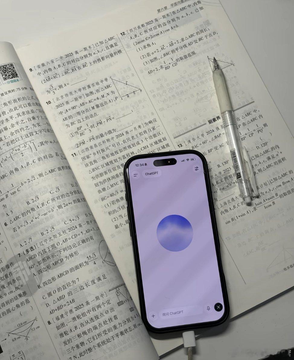 以前舍得花 200 元补一小时课，
现在却舍不得花 140 元用一个月 GPT。

时代真的变了。

不是 AI 会取代你，
而是会用 AI 的人，正在慢慢拉开和不会用 AI 的人的差距。

别等别人已经跑远了，
你才开始了解它。#ChatGPT[超话]# ​