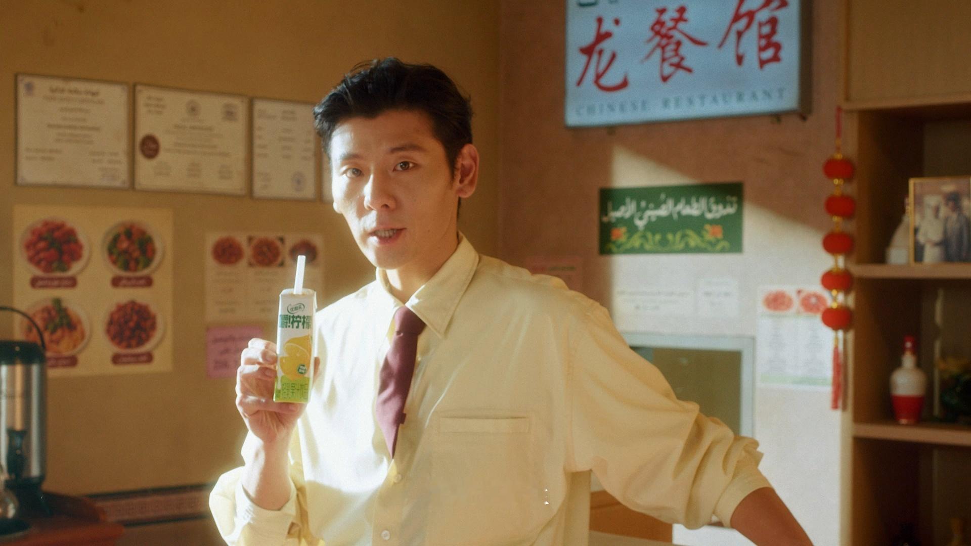 #蒋奇明还没从龙餐馆出来# 
最近看完龙餐馆后劲真的太大了，片中我最意难平的角色就是蒋奇明扮演的马俊生了，从小在孤儿院长大的他，独自在异国他乡打拼，在餐馆里面身兼多职，就是为了能够攒够钱迎娶未婚妻丽娜[你好]
.
在片中马俊生为了能更好的服务客人，能够在中文，阿拉伯语、英语三种语言无缝切 ​