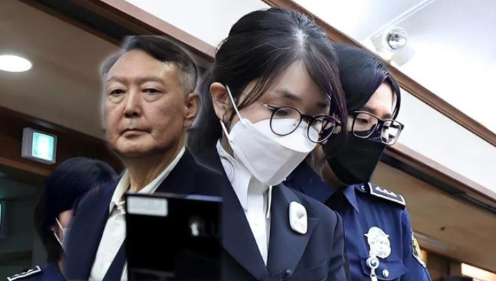 一个无罪离场，一个当庭哭崩！尹锡悦9月11日无罪走出法院，金建希却泪洒法庭，直言自己“已经失去一切”。婚前还是独立女强人，婚后却成了权力附属，如今3亿韩元财物风波压身，她称所有罪责几乎都落到了自己头上。

9月9日首尔高等法院的庭审，是金建希“卖官鬻爵”案二审的结案庭。金建希在最后陈述环节几度哽咽到