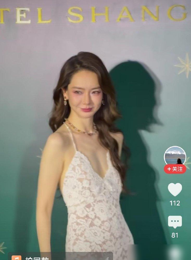 戚薇瘦到上半身曲线都没了，镜头前纸片人，现实里看着瘆人。
她自己在采访里说过，生完二胎儿子，体重直冲150斤。月子中心少油少盐，掉了20斤，回家喂奶喝补汤，卡在130斤下不去。
后来上《乘风2024》，运动量大到没空吃饭睡觉，体重接着掉。她自己原话：已经有点儿纸片人了。
最狠的是她补了一句，艺