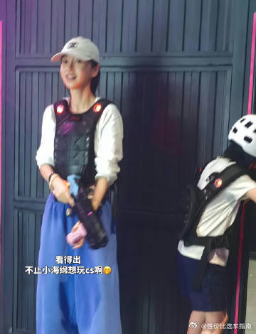 刚刷到Angelababy带小海绵去港迪吃饭的路透，很温馨。路人镜头下...