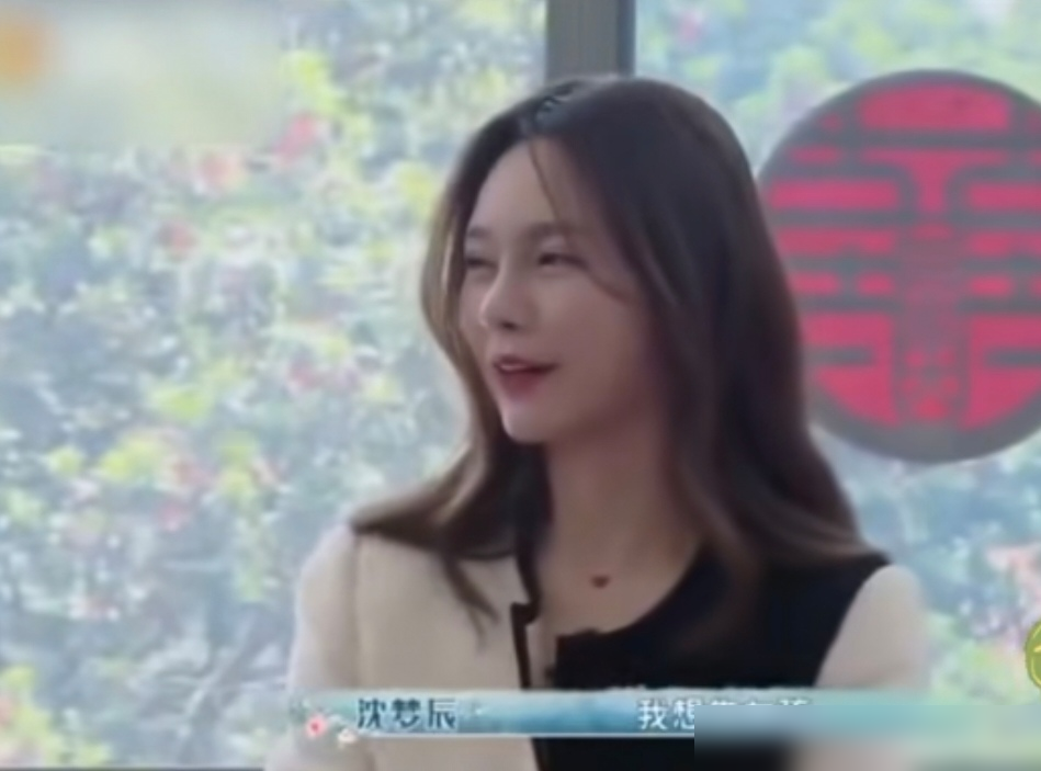 沈梦辰压根没说过生下来做谐星，全网都在给她加戏。
她自己就一句，不是不生，时候未到。结果评论区天天追着问，是不是生不出了，什么时候要。
36岁，女艺人，生一个孩子，商业盘子就可能重新洗牌。她跟杜海涛绑着股权、综艺报价、项目排期，哪能脑子一热就生。
一边是高龄产妇红线，一边是事业黄金期，两头都是