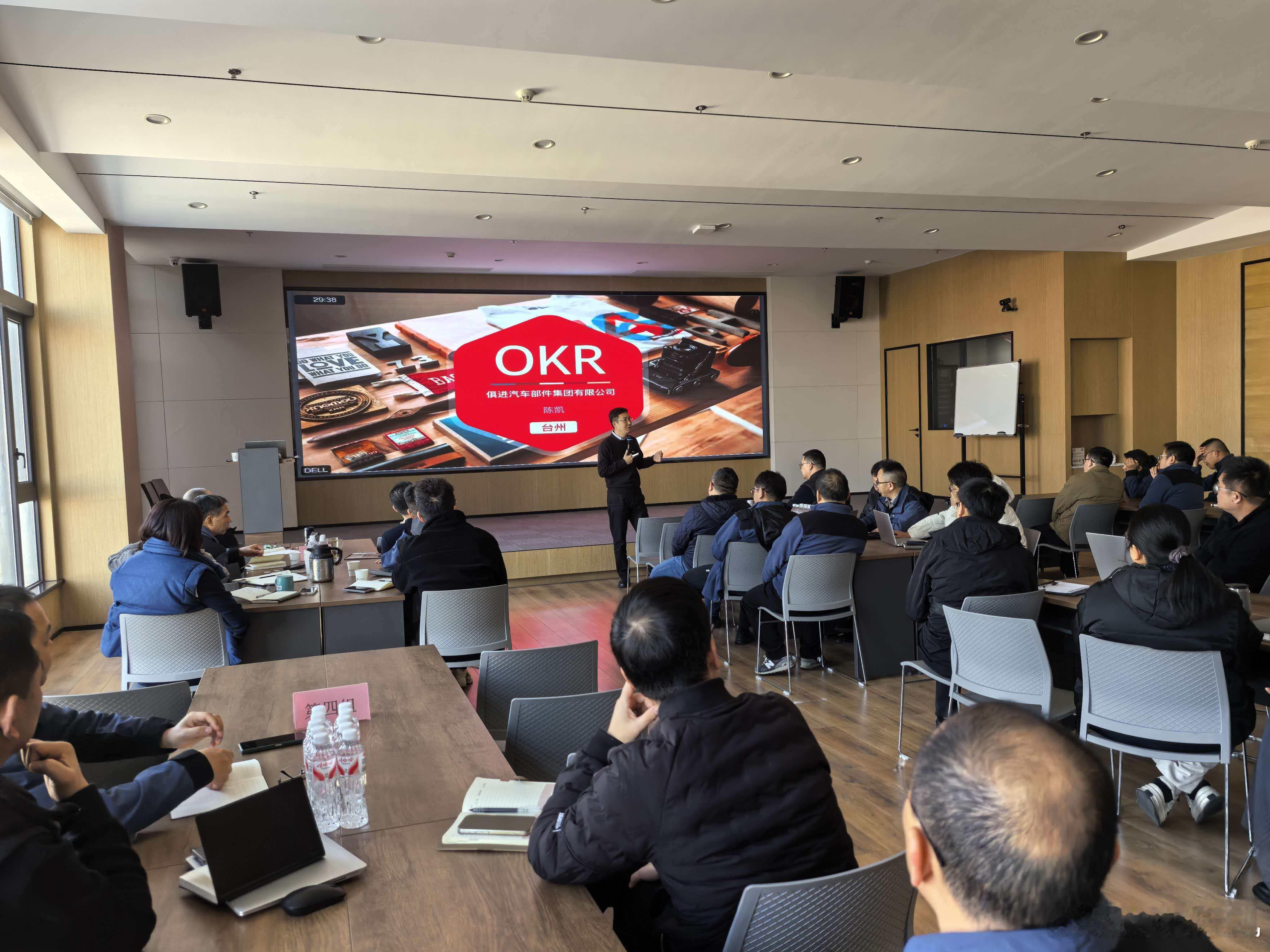 OKR培训与OKR落地：导入OKR的避坑清单

很多企业看到谷歌、英特尔，依靠OKR实现组织突破，便急于照搬，最后却沦为纸面文档。做过多年OKR落地辅导，我反复强调：OKR不是拿来就用的工具，而是一场组织思维变革。
踩错坑，再好的框架也发挥不出价值。结合头部企业实战教训，梳理几条避坑要点，供大家参考 ​