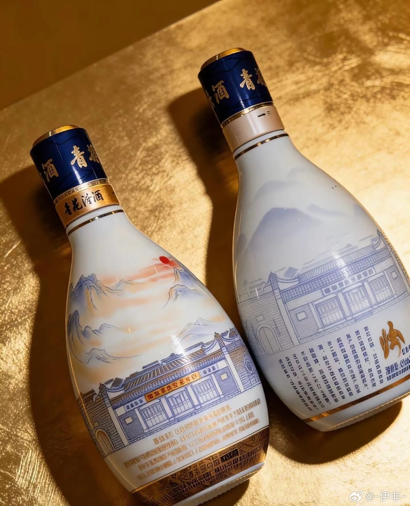 工匠汾酒【青花汾酒30｜一瓶藏尽中式美学】一瓶酒，将器型、书法、国画、篆刻融为一体，满满的东方韵味。摆柜即是艺术品，举杯便是流动的东方文化。青花汾酒30的中式美学，体现在器、色、意、味四个层面，互为表里，构成一套完整的东方审美体系。汾酒用时间凝练品质文化器：瓷瓶即文物瓶型源自故宫院藏玉壶春瓶，典雅修长，以“醴陵”釉下青花非遗技艺在瓶身绘制汾酒老作坊博物馆的山水写意图景。瓶体蓝白相映，棱角分明的铝塑瓶盖与写意瓶身刚柔并济，既含风骨又显禅意，整体如一件可供把玩的瓷器艺术品。色：蓝白即哲学蓝与白的搭配是青花汾酒最核心的视觉语言。蓝色沉稳、理性、干净，白色纯洁、端庄、淡雅，二者交融如同水墨画般清新脱俗。瓶身以书法写意的“汾”字为主体，辅以不同字体的“酒”字铺陈，呼应汉字发展的悠久历史，也暗合汾酒自身的深厚底蕴。意：留白与克制青花汾酒30的审美核心是“贵而不满、恰到好处”。瓶身山水写意讲究留白，不铺满、不堆砌，以虚衬实，传递出一种含蓄内敛的东方智慧。这种“不过度”的克制，与中国传统书画、园林...