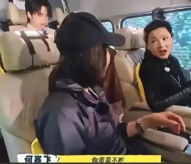 刘嘉玲吃早饭时，拿了四五个鸡蛋，但只吃蛋白蛋黄就丢一边，何赛飞看后心疼的说：“哇，你吃那么多鸡蛋，蛋黄不吃给我吃。”刘嘉玲很惊讶的问：“你喜欢吃蛋黄啊？”

何赛飞又夹起一个蛋黄，在粥里蘸了蘸，“其实也不是多喜欢，就是看不得好东西被糟蹋。”她抬眼看看刘嘉玲，“你别介意啊，我这个人就是老了，爱唠叨。”