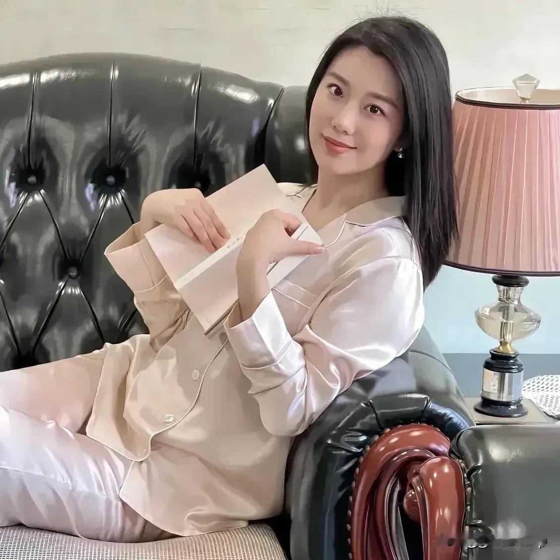 朴素无华，淡然若霞； 端庄秀丽，气质优雅。  （图片转至网络）