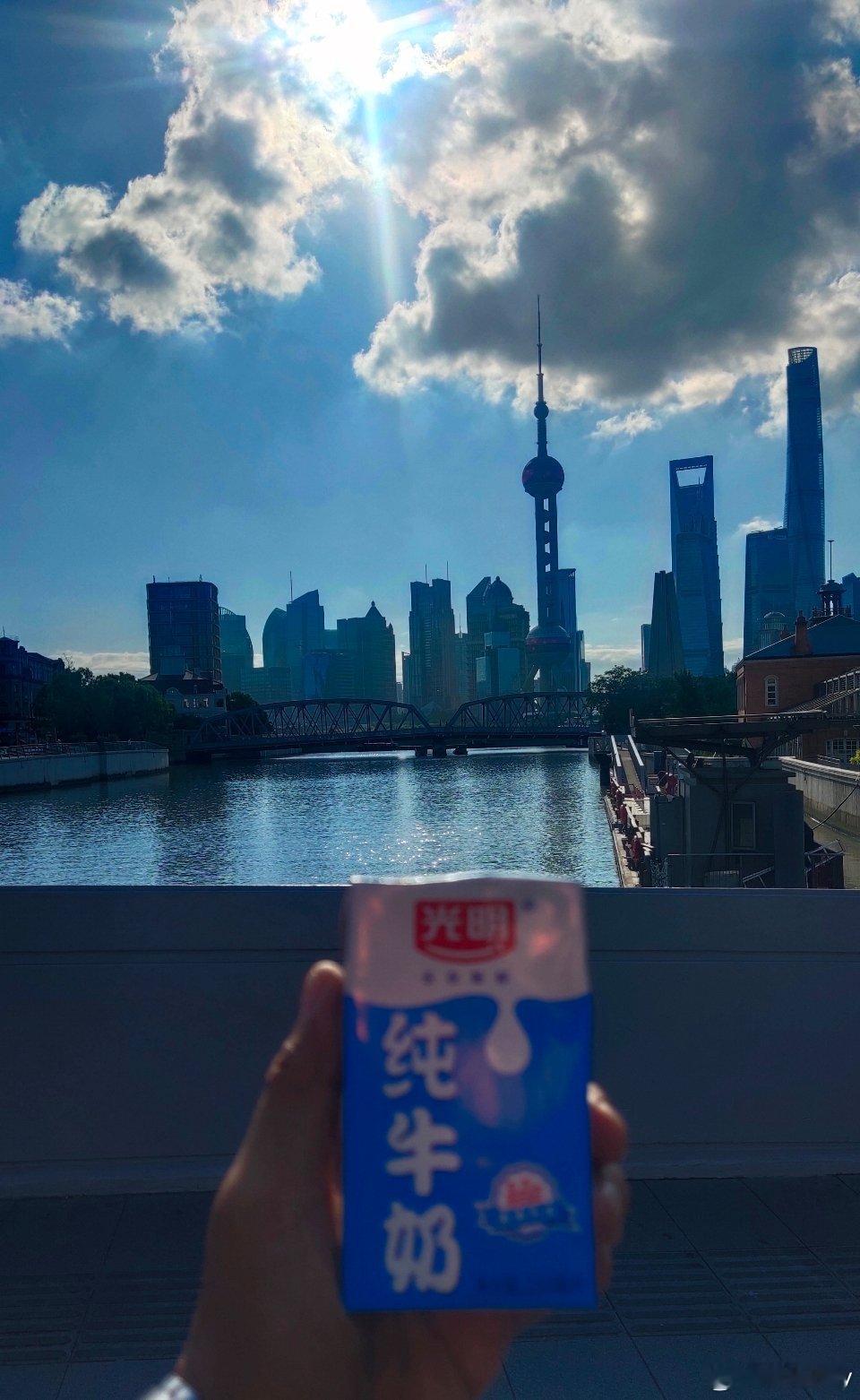 之前母亲喊我到KTV唱歌，让我唱了好几遍汪峰的《光明》，把嗓子都唱哑了 ​