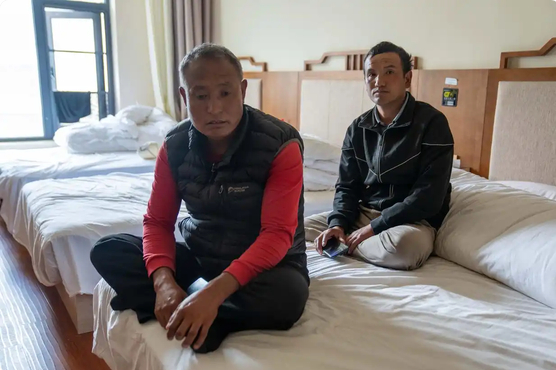 【在西藏吉隆的#尼泊尔籍边民得到妥善安置# 】8月26日，尼泊尔一侧突发泥石流灾害。受灾害冲击，中方通往吉隆口岸的道路、通信、电力中断，多名尼籍边民滞留西藏吉隆县吉隆镇。#尼泊尔泥石流# 

据新华社，灾情发生后，中国政府第一时间启动涉外人员安置保障预案，统筹做好滞留尼籍人员生活兜底、情绪 ​