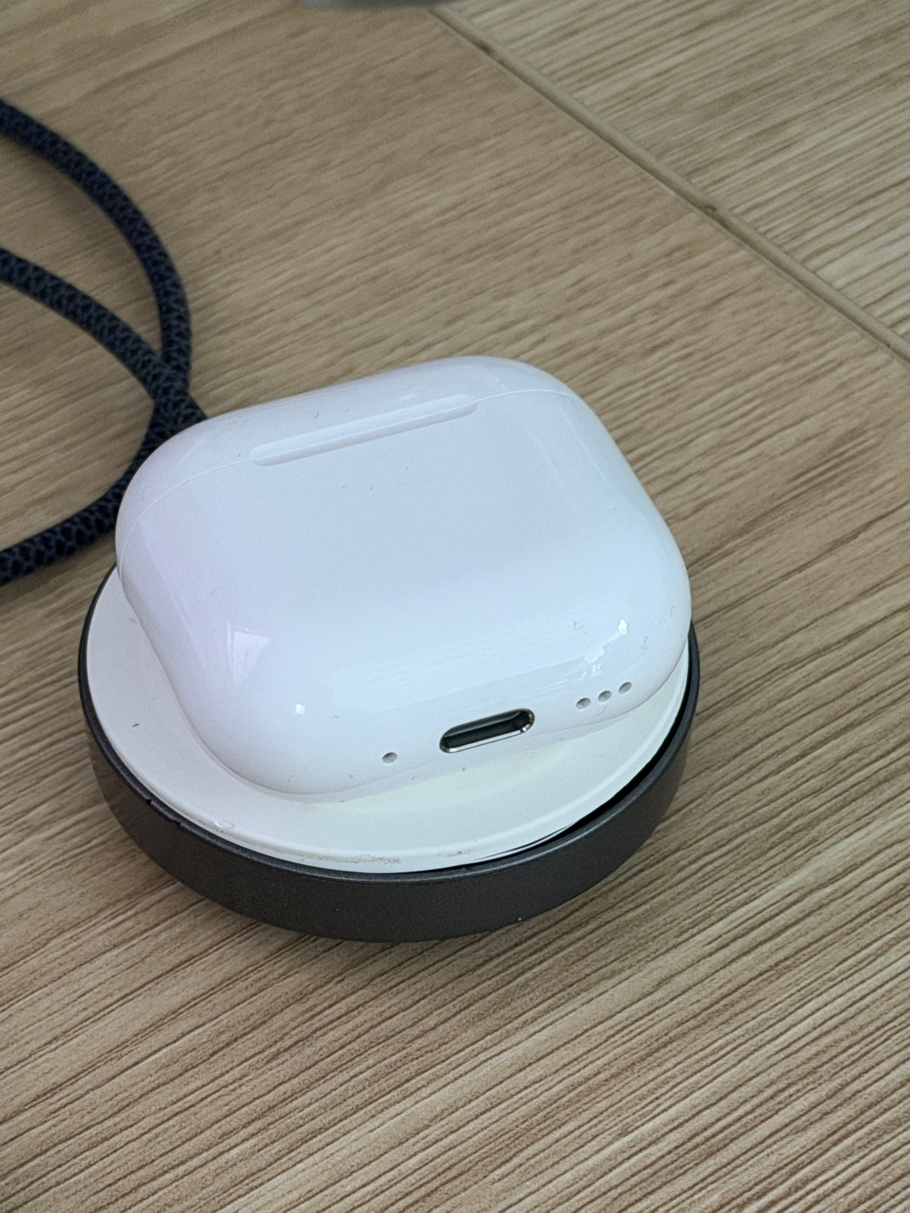 由于我中耳炎带经常忘了带AirPods Pro，已经有三个AirPods Pro被我洗衣机洗坏了，所以我三四年没用AirPods这个品类了

最近有一些播客和运动的需求我想着说买个AirPods 4试试看吧，又一次被这个产品体验震撼到了…

本来为了无线电买的降噪款，没指望降噪有多强（确实也很拉）但是体验上比我预期要高很 ​