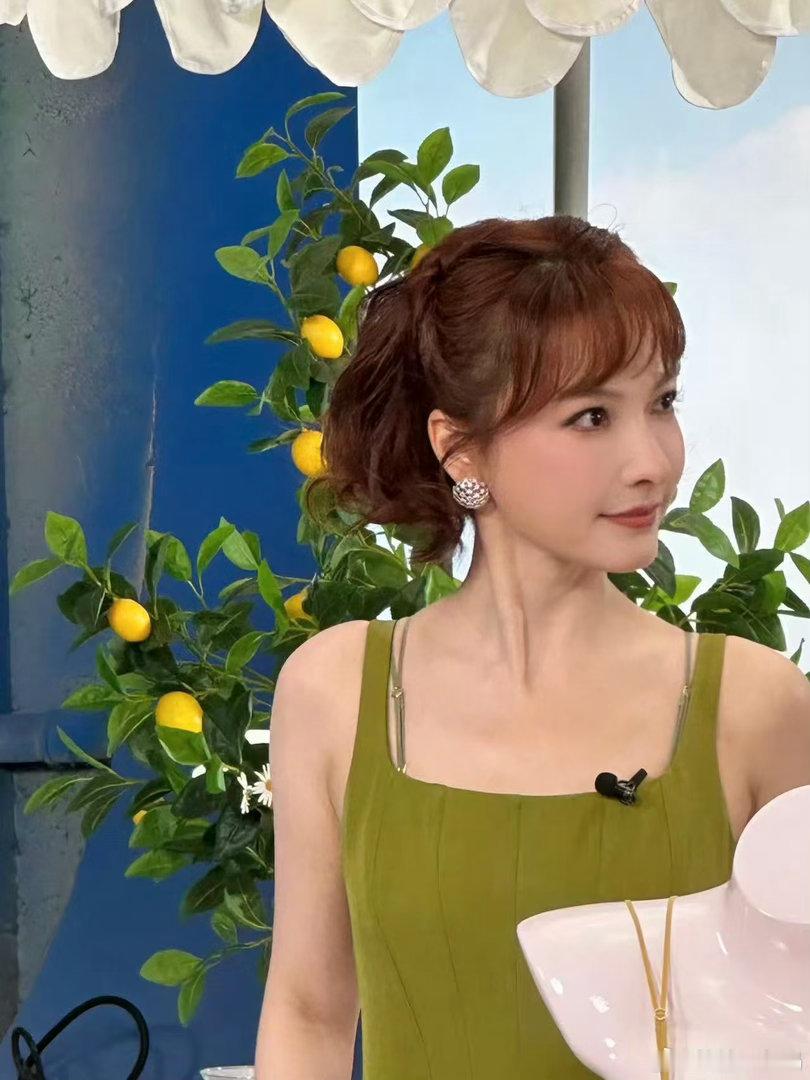 #吴昕 谁说路人缘没用的#刷到这段海边偶遇视频笑了，路人一开始还在猜是不是网红，认出吴昕之后反应直接不一样，这种临场感太能体现路人好感。 ​