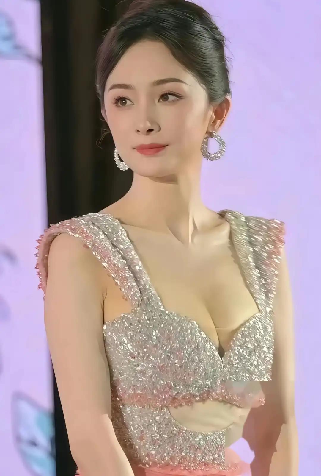 年过四十的杨幂，大概率不会再走进婚姻。
 
在外人看来或许是一种遗憾，但读懂她现状的人都清楚，这根本不是损失，反而是旁人羡慕不来的通透人生。
 
当初她官宣离婚时，很多网友满心惋惜。在传统固有认知里，女人终究需要安稳家庭，人生才算圆满无缺。
 
可时隔多年再看杨幂的生活，大家才彻底改观。
 
如今的