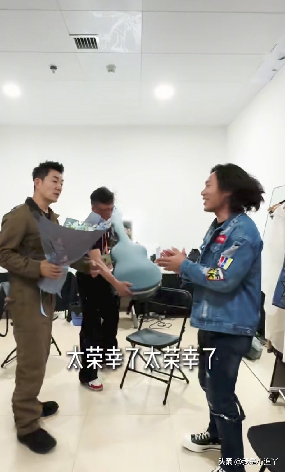 “草根歌手”侯浪也是熬出头了，自打给李克勤救场后，名气也是打出来了，这次他又现身任贤齐的演唱会。

重点是他不再是来救场的了，而是来担任演唱会嘉宾的，和任贤齐在舞台合唱《光辉岁月》，正常表现也是非常亮眼！

任贤齐在台上分享自己的演唱经历，他还没有成名时，最惨的时候只有三个人，小齐哥自嘲道，严格来说
