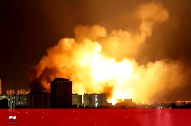 俄乌这盘拉锯战，眼下的打法彻底变了。网传乌军的一处数据中心刚刚挨了炸，成排的军用服务器瞬间断电黑屏。
没有前线阵地的冲锋号，只有数据传输通道被强行按下的暂停键。
前线的装甲车还在对峙，但真正的出招全在后院。俄罗斯现在的动作极为明确：越过坚硬的防线，直接去拔乌克兰身后的“插头”。这次是数据中心，下次可