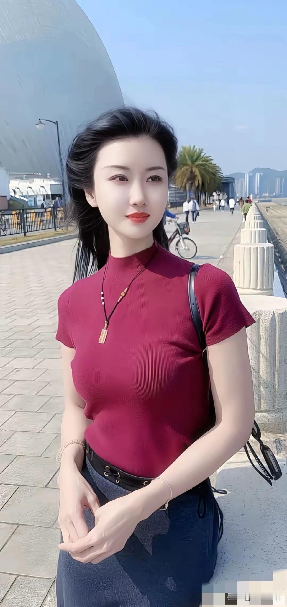 看到这位穿红色上衣在海边散步的小姐姐，让我想起曾在海边遇到的小雅。她也...