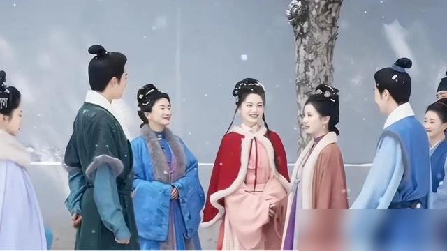 150万，谭松韵500万，郭柯宇这价码，搁谁看了不愣一下？
17岁拿影后，演技没得挑，结果结婚生个孩子，回来市场直接给她上了堂课。复出后戏是一部接一部，《兰香如故》里演薛桂花，照样稳得让人挑不出毛病。可片酬就是上不去，商业价值跟她的业务能力，根本不匹配。
她自己倒挺坦然，上节目说当年接离婚真人秀
