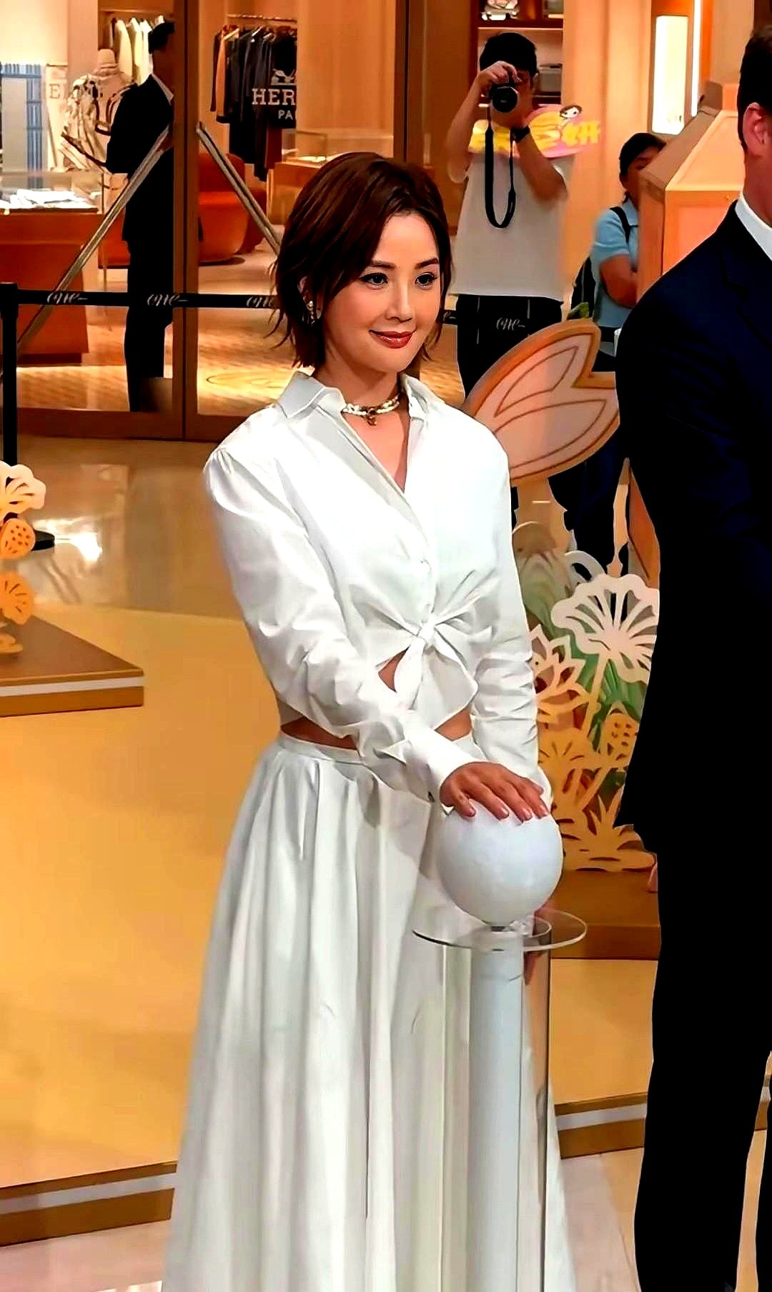 肚子平得像块板，蔡卓妍一件露腰白裙，直接把怀孕的传闻给干碎了。

之前穿个宽松背带裙，就被说“好事将近”。这次她啥也没说，连律师函都懒得出，就这么大大方方一亮身段，谣言自己就散了。

人家四十多岁，早就把冻卵的事安排得明明白白。生不生，什么时候生，节奏完全在自己手里攥着。

这招挺狠的，不吵不闹，用