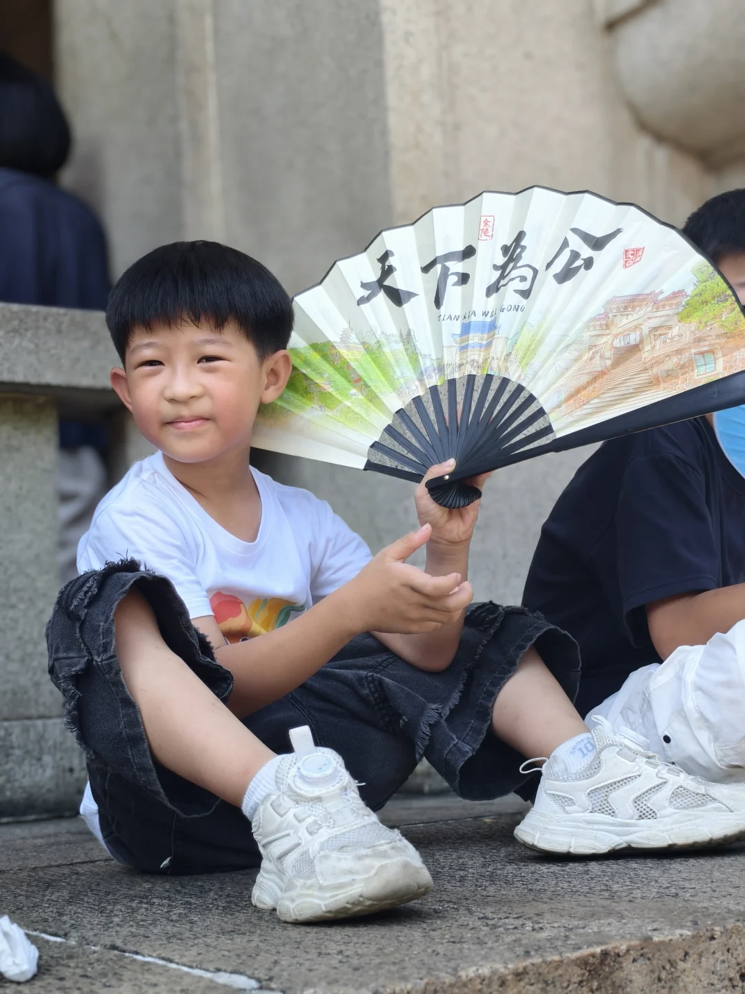 求问：这小孩怎么拍的这么可爱？