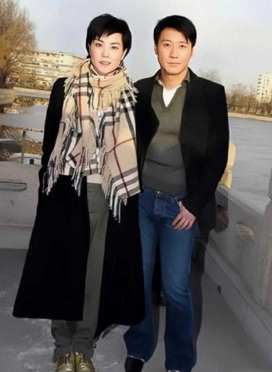 2004年王菲和黎明在北京后海的合影，黎明真像个呆萌呆萌的小弟弟，不是姐弟胜似姐弟😎