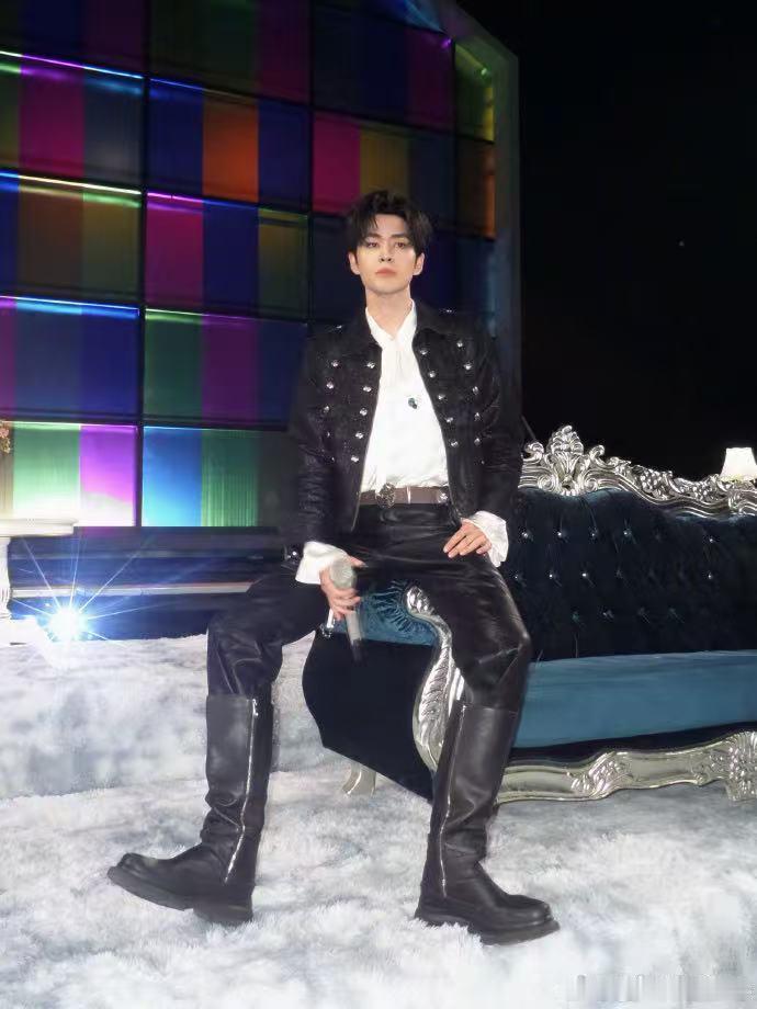 #张卓尔或将出演慕容云海##传张卓尔淘汰后要参演流星雨# 刚刷到这个消息，第一反应是“慕容云海”这角色选他，还真挺贴脸的，那股子倔劲儿和少年感，和角色适配度挺高。 ​