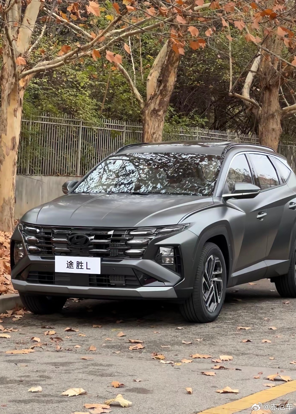 很多人选 SUV 纠结途胜 L、CR-V、RAV4 荣放，一句话理清定位。CR-V 空间利用率强，保有量大；荣放主打四驱和可靠性，风格偏硬派；途胜 L 最大优势是200 匹马力 + 8AT，同价位日系多为 CVT，高速再加速底气更强，轴距更长后排更宽敞，终端性价比突出。想要更强动力、大空间，预算有限，途胜 L 值得放进 ​