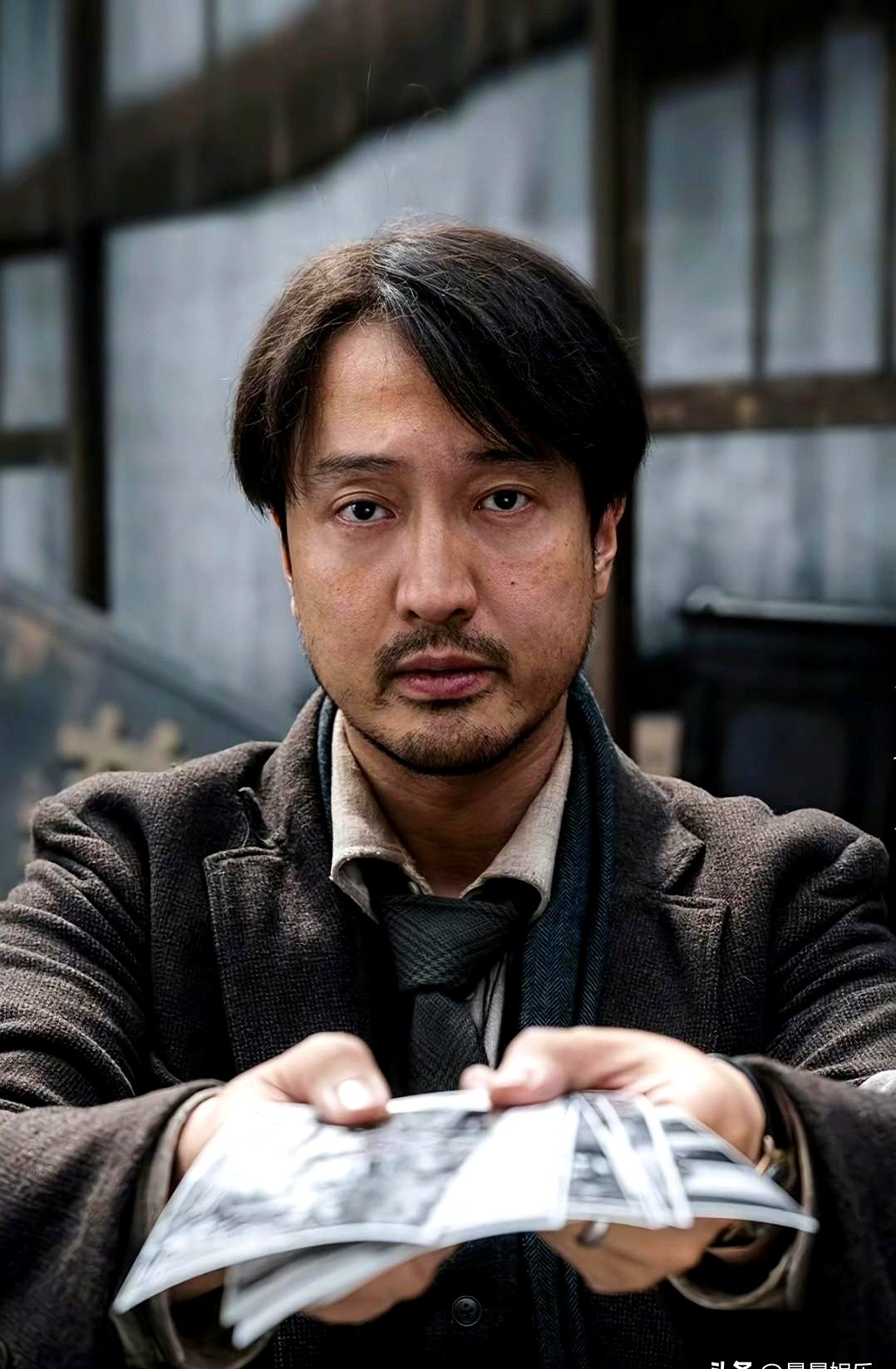 王传君竟然在节目里放了“关谷神奇”的片段，转头还给陈赫送了个花篮。

这个憋了十年的心结，在舞台上彻底解开。看着屏幕里那个操着口音的角色，他在台下红了眼眶，几次哽咽。

十年前他死活要撕掉标签，转身扎进《我不是药神》里把自己熬成实力派，捧回影帝奖杯。经历过好友走掉、至亲离开，他早就不想讨好谁，只想死